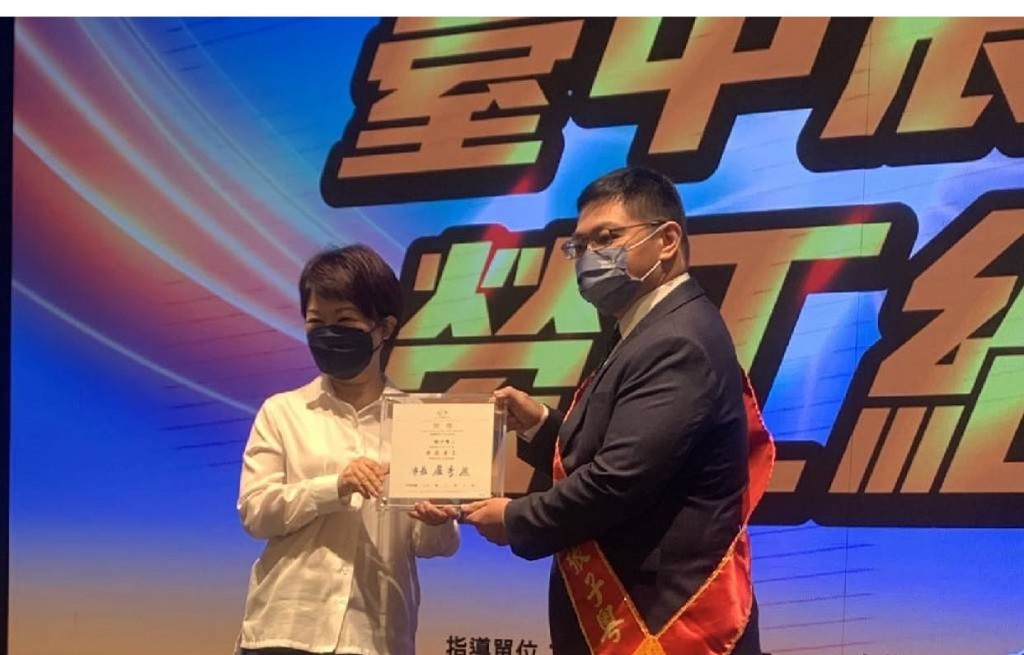 張子粵榮獲模範勞工 盧秀燕親自表揚嘉許