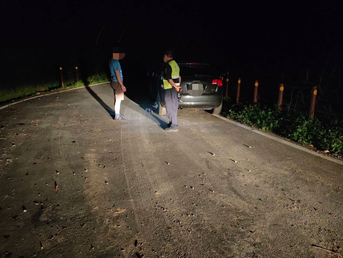 深夜民眾車遭落石刺破 大湖警方即時協助脫困返家