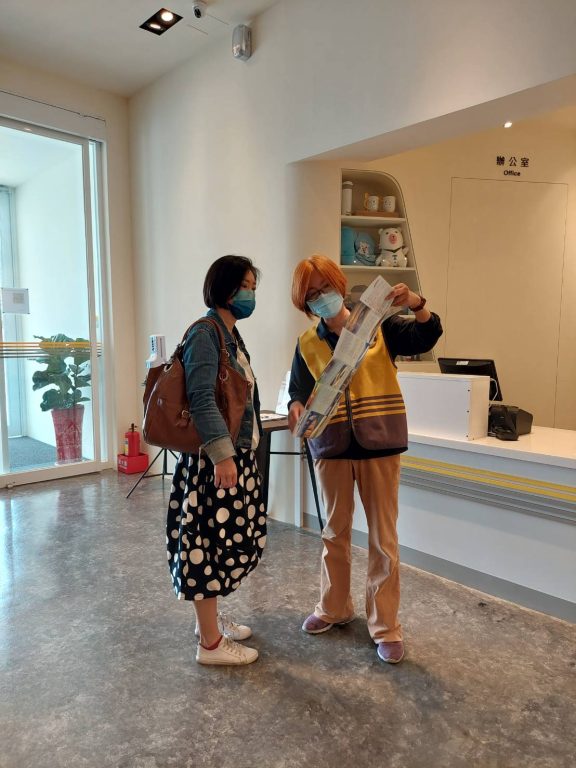 澎管處重視服務品質,聘請興誠服務品質管理專家,檢視各遊客中心,服務品質再精進,興誠公司梁惠菁顧問與同仁指導