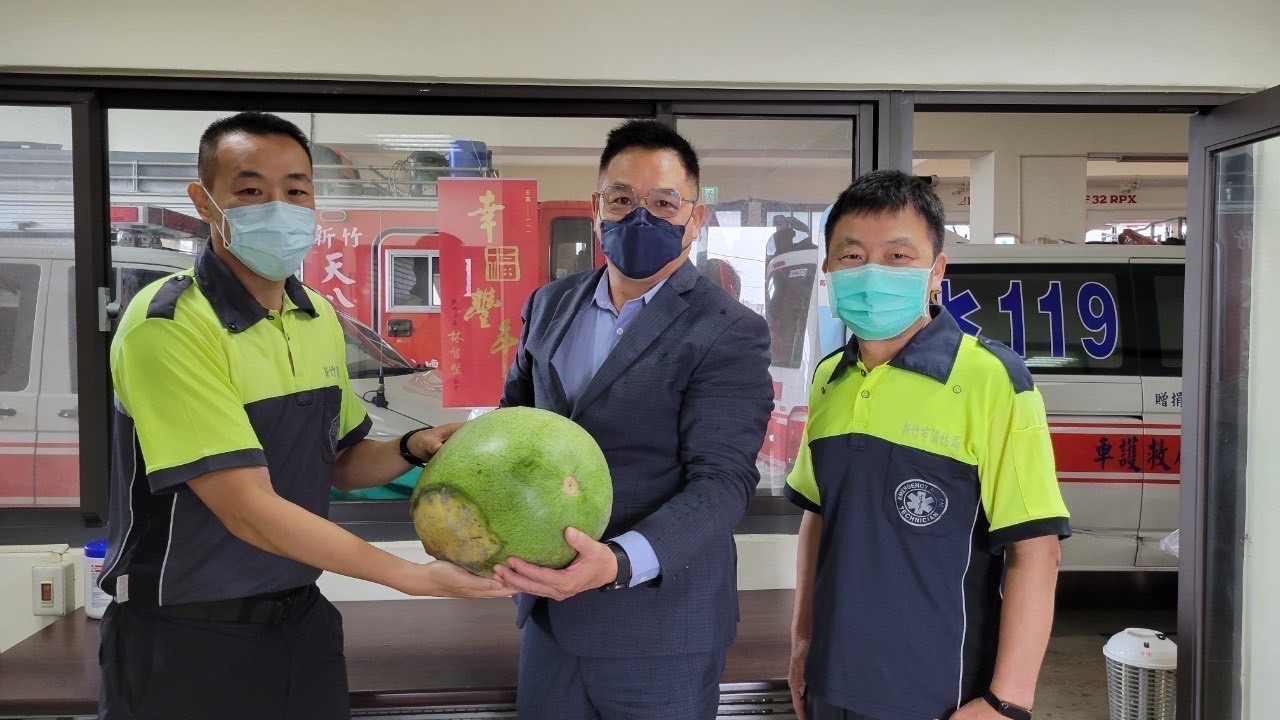 疫情延燒勤務繁重 林耕仁慰問竹市消防隊