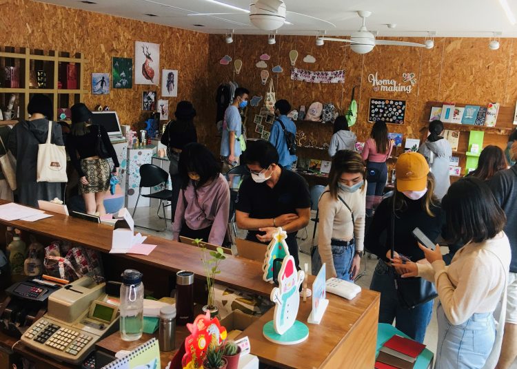 學生對於在家裡蹲營業大廳所看到的各式各樣印刷加工品感到興奮不已,爭相拍照或收集樣品。圖片來源: 張邑丞助理教授