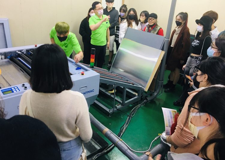 上好印刷參訪由劉安城協理導覽,介紹印務流程。圖片來源: 張邑丞助理教授