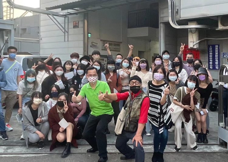 楊夏蕙顧問(第一排中)、上好印刷劉安城協理(第一排左一)、陳秀真秘書長(第一排右一)與參訪學生合影留念。圖片來源: 中華民國美術設計協會顧問楊夏蕙