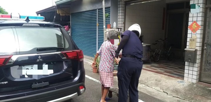 迷途老婦忘記回家路 路竹警暖心護送返家