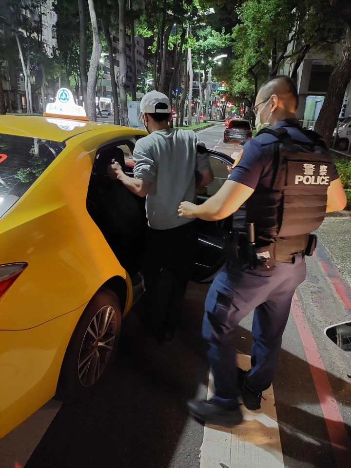 酒醉男子倒臥路上，警方協助叫車載送