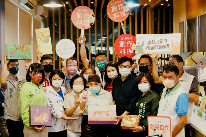 陳其邁推銷優質庇護商品 呼籲民眾用愛支持「喜憨兒創作」