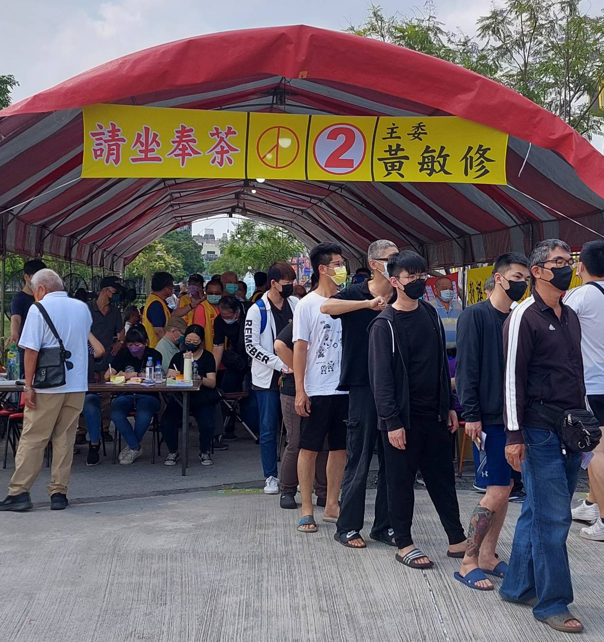 圖片說明:烈日下排隊投票。(記者劉治強攝)
