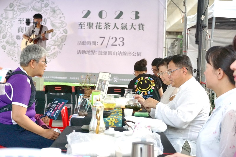「2023至聖花茶人氣大賞」民眾參賽選手討論茶道之樂