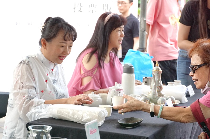 「2023至聖花茶人氣大賞」民眾試喝花草茶