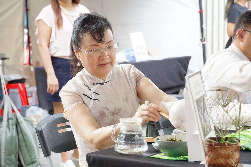 「2023至聖花茶人氣大賞」選手準備烹煮好茶給民眾品嘗