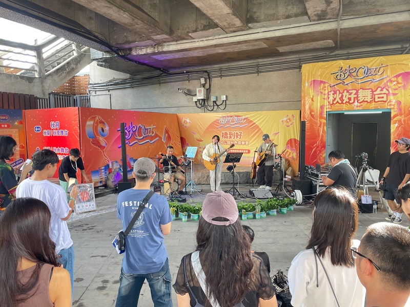 「2024公館秋色音樂會」活動日氣候不穩定,喜愛聽音樂的民眾仍不減熱情 0