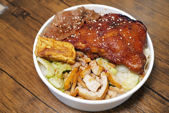 「三本味職人手做料理」的烤雞腿飯是店內招牌美食