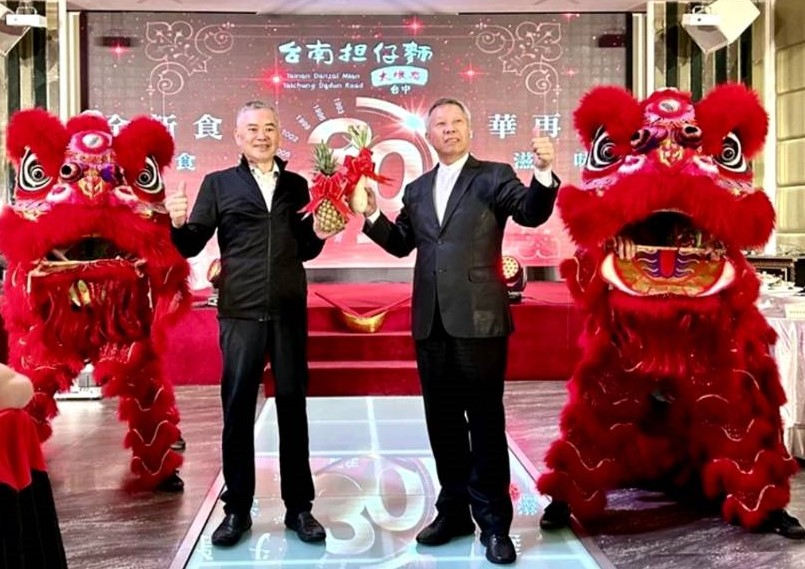 「台南擔仔麵」歡慶30周年，董事長陳啟禎(左)、總經理周文全。