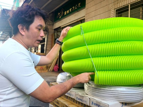 「拓質」生產的全熱交換器（pe管）導入醫療級材質。（記者林金聖攝）