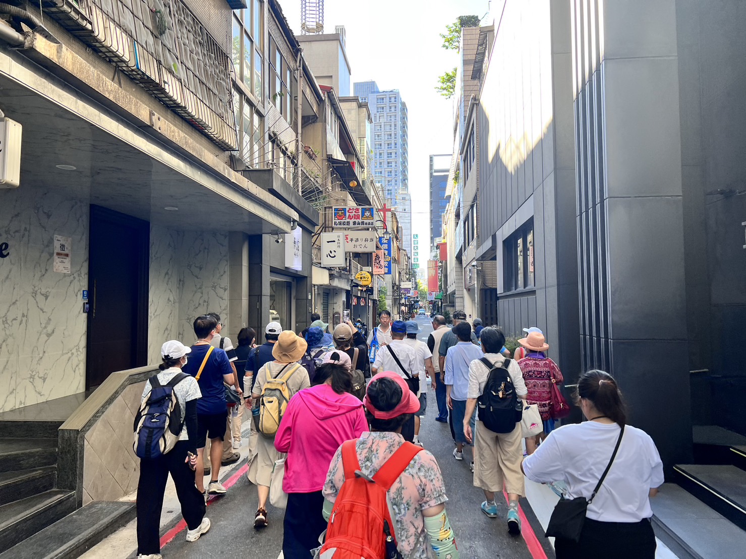 「條通藝文走讀」由導覽老師引領民眾聽故事發現美景美食 0