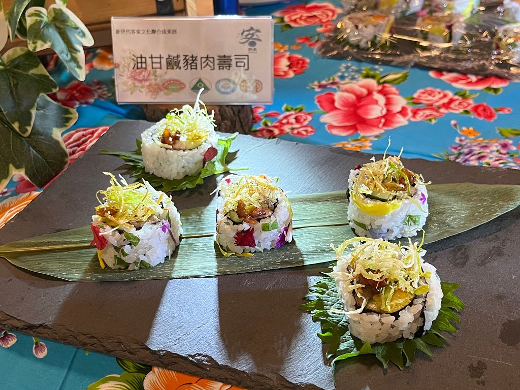 「油甘鹹豬肉壽司」將油甘果搭五花肉加以傳統工法醃漬而成客家鹹豬肉，飯香自然清新