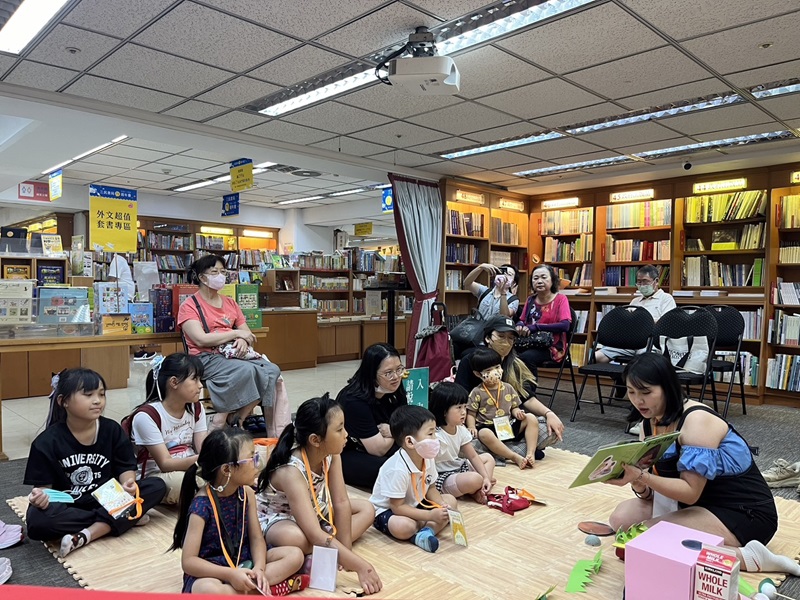 「特色繪本小教室」由窩窩姊姊透過繪本導讀，培養小朋友們對閱讀的興趣 0