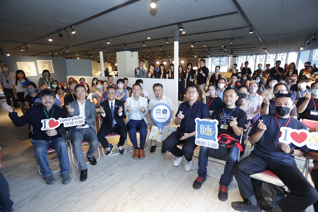 「設計x品牌」導覽讓家具業者與設計師進一步交流對話，為客戶找到更符合個別需求的居 3