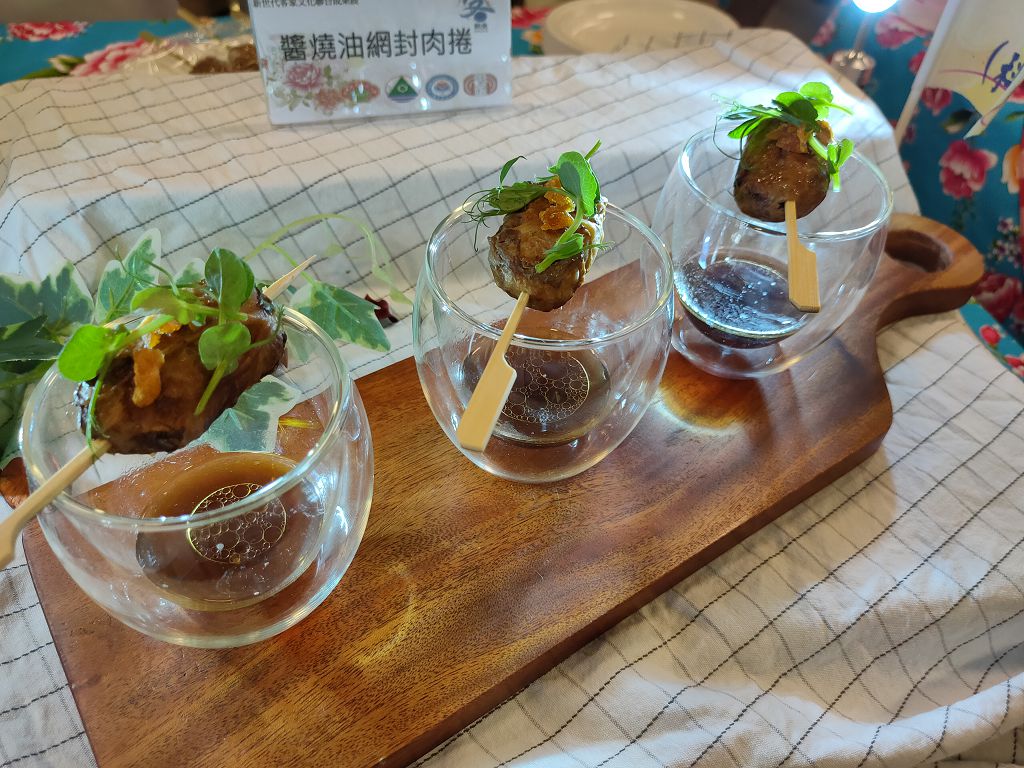 「醬燒油網封肉捲」融入客家基礎元素鹹、香 肥，透過甜柿餅增加酸甜風味。