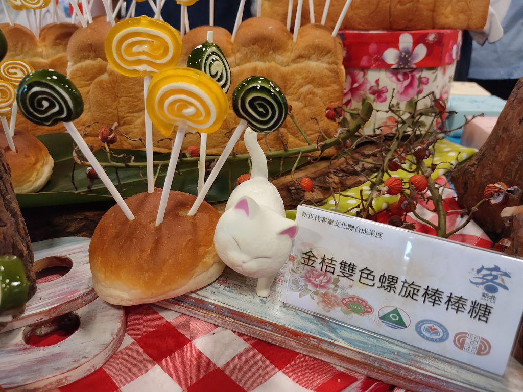 「金桔擂茶雙色螺旋棒棒糖」將法式軟糖、棉花糖結合桔醬與擂茶製作創意口味。