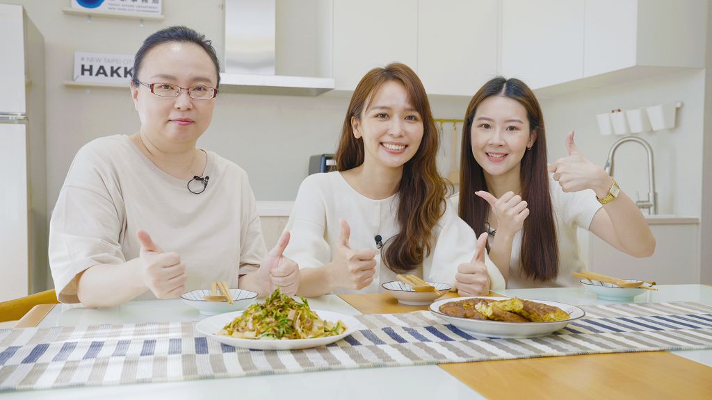 ㄚ樺媽媽(左)示範的客家創意料理，擄獲主持人陳明珠(中)及新北哈客智庫小幫手徐瑄伶(右