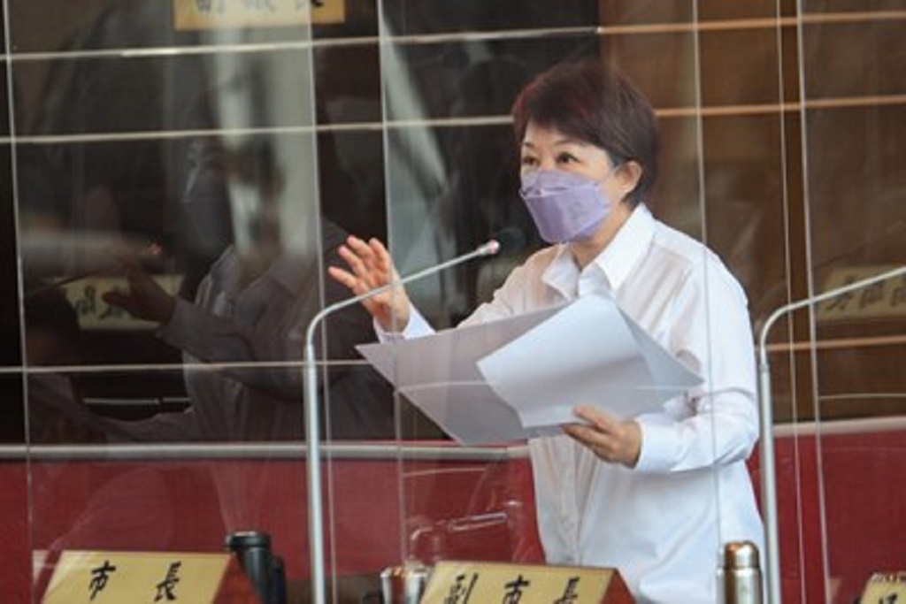 ▲中市長盧秀燕說明中央獎勵疫苗接種措施到月底，規劃再加開快打站。（圖/記者澄石翻攝）