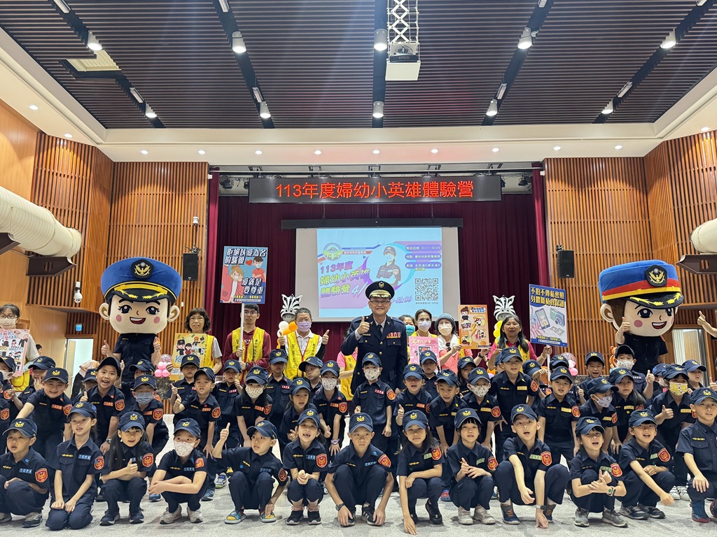 中市婦幼隊隊長許正懋為各位小英雄加油打氣後與其合影