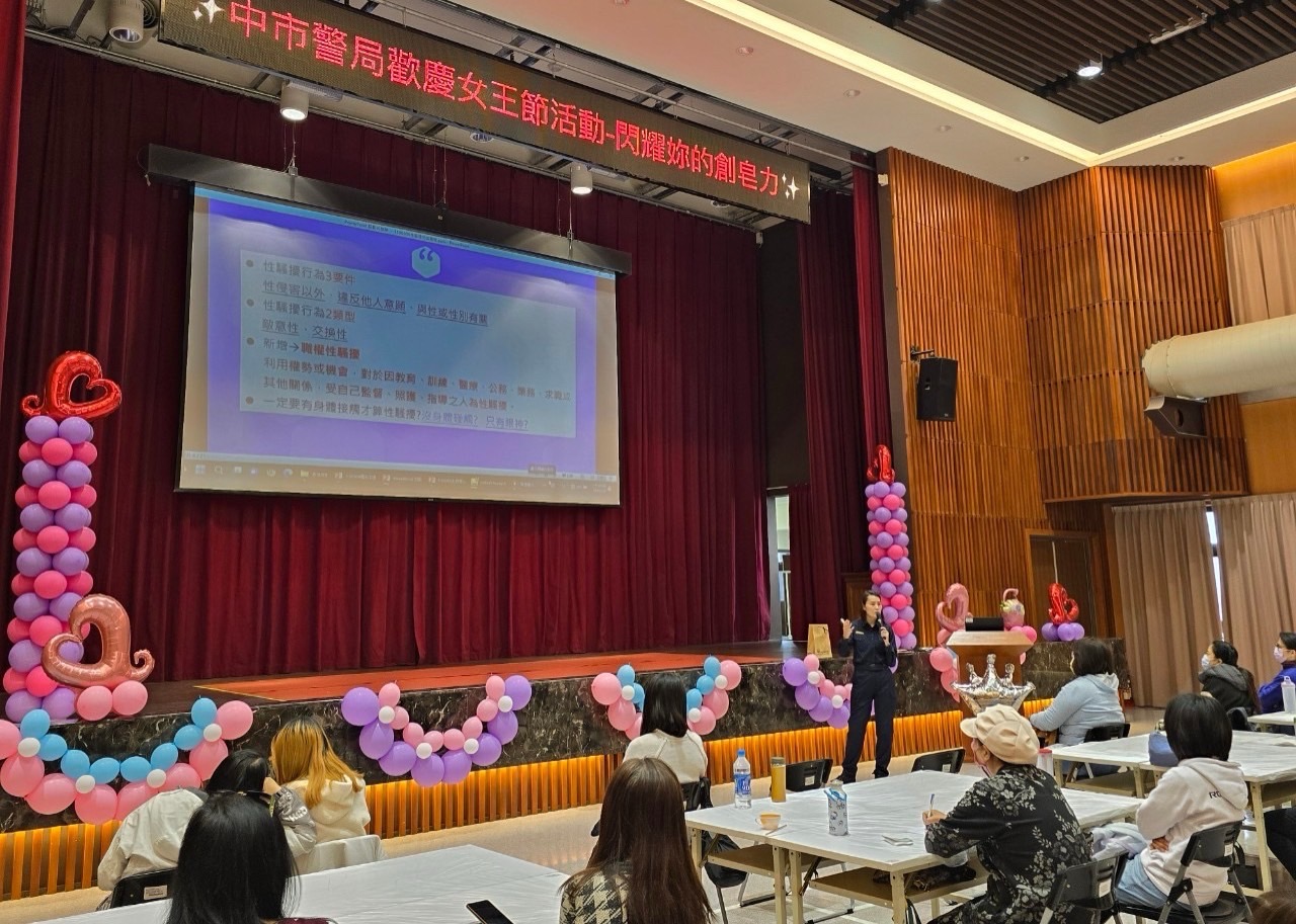 中市警婦幼隊分隊長岳尉嵐講解民眾遇有性騷擾要注意的事項及如何保護自己