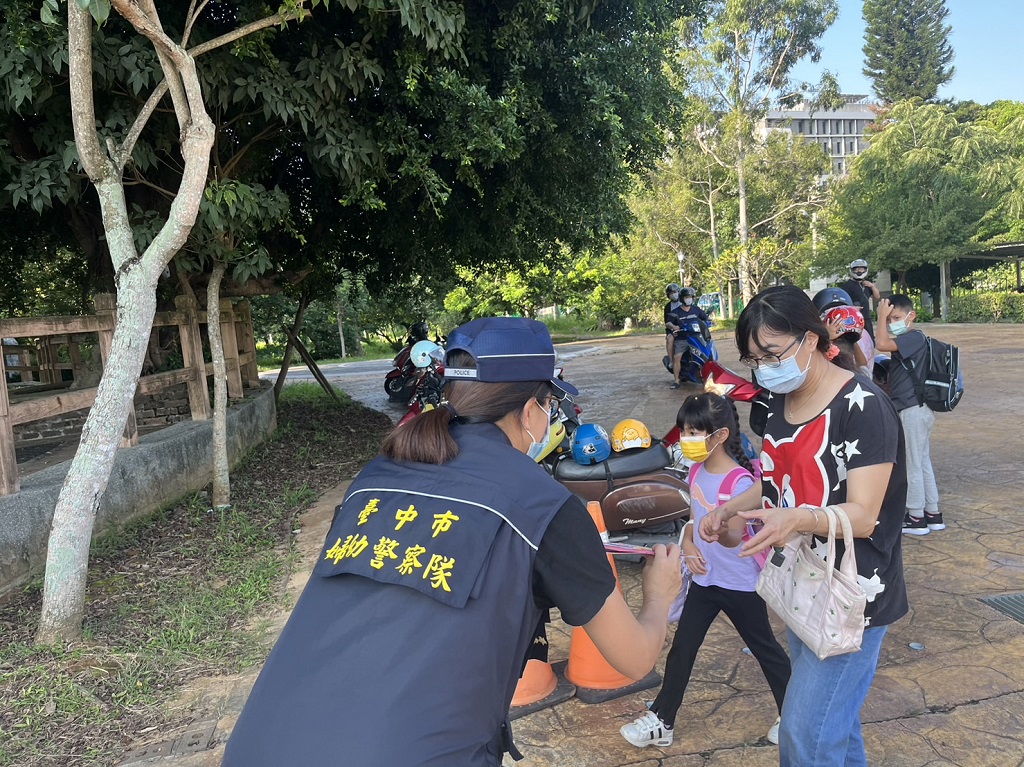 中市警婦幼隊守護學童上學安全，並對家長及學童實施婦幼安全宣導。