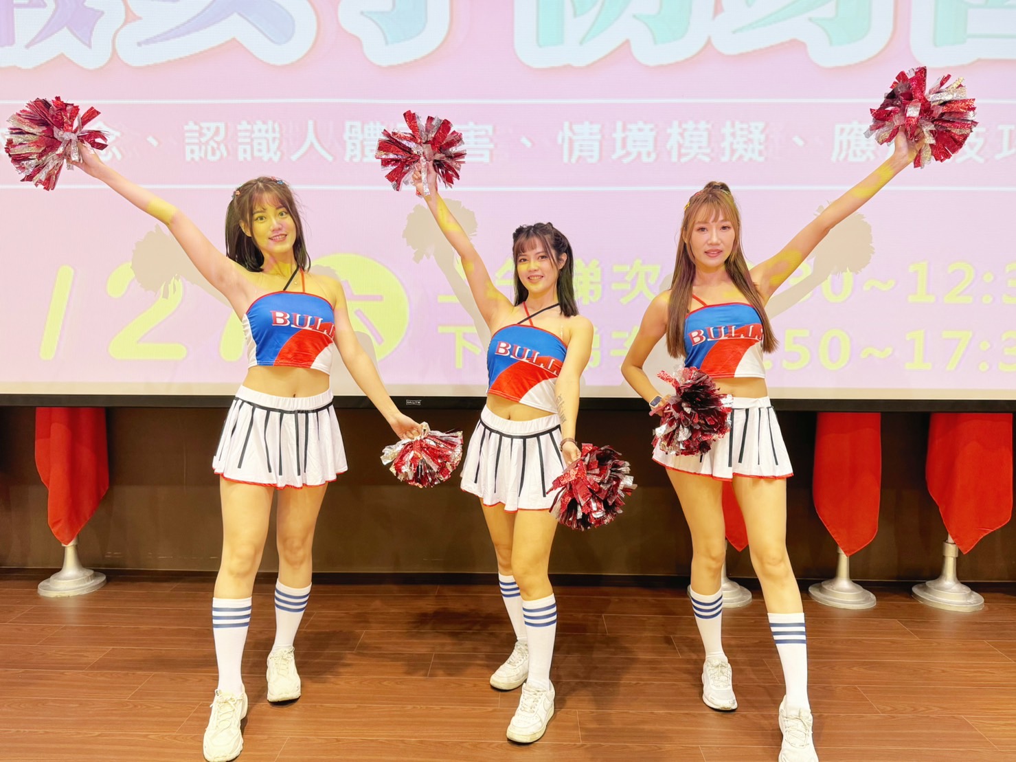 中市警婦幼隊特請活力啦啦隊開場表演，幫防身營學員加油打氣