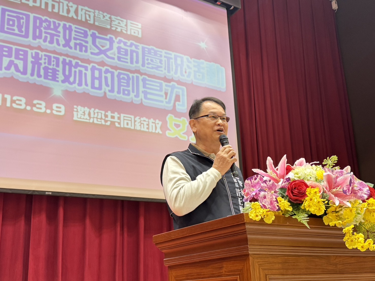 中市警婦幼隊隊長許正懋鼓勵各位女王勇敢築夢勇敢保護自己