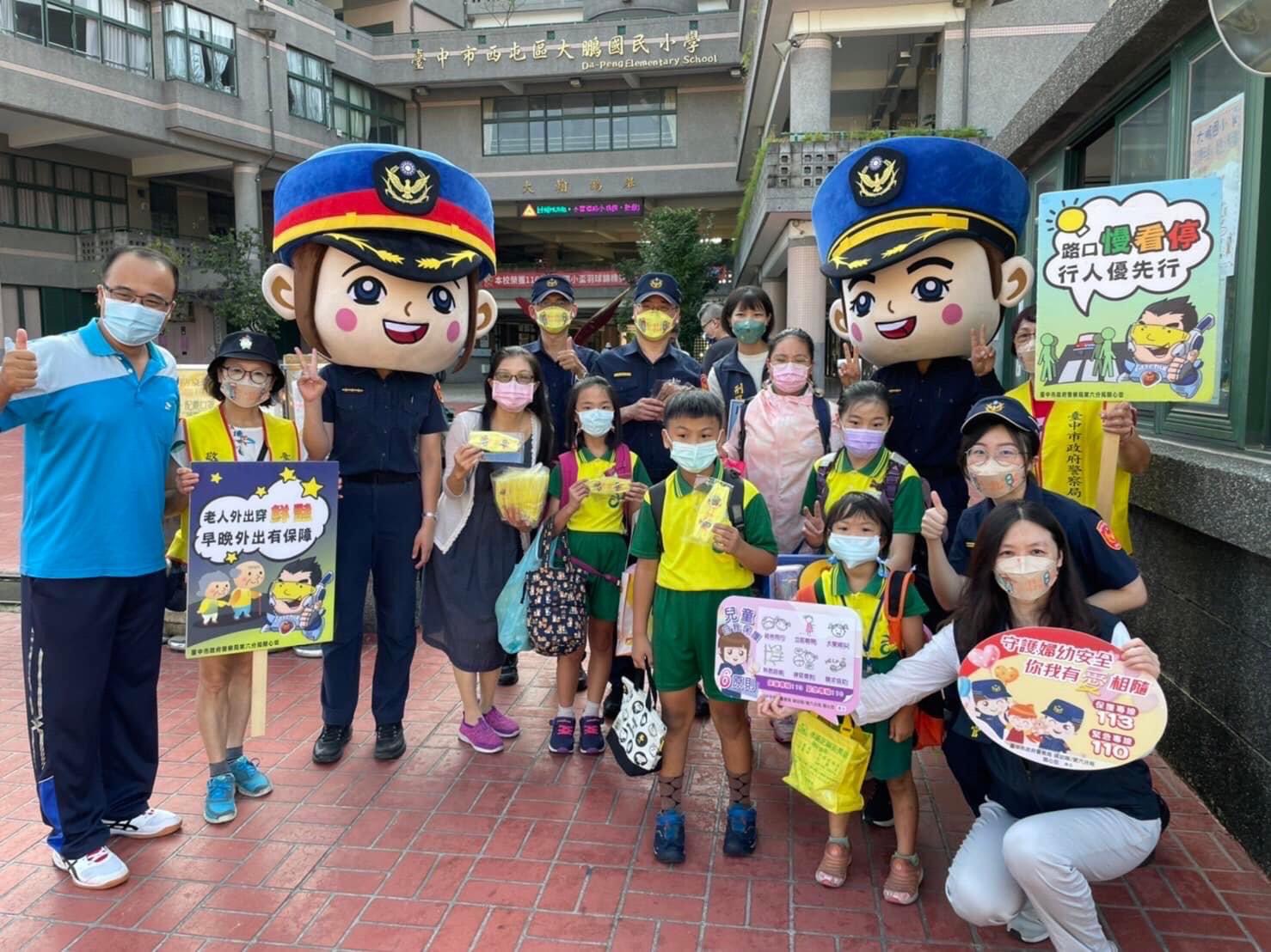 中市警走訪各校園積極宣導兒少保護知識。