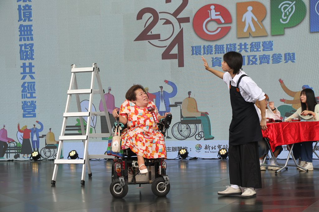 中華關愛身障者協會理事長陳青琪透過話劇表露心聲+++想進餐廳消費卻碰到「天梯」