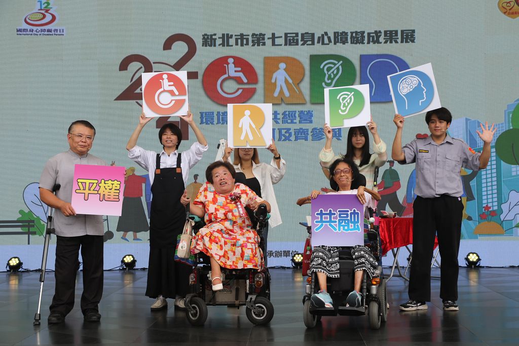 中華關愛身障者協會透過相約到餐廳用餐的誇張話劇++呼籲社會尊重差異、機會均等、全面參與