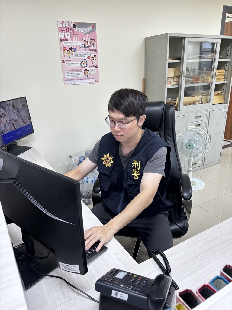 中警婦幼隊偵查佐許聞軒緊急協助調閱小花聯絡資訊。