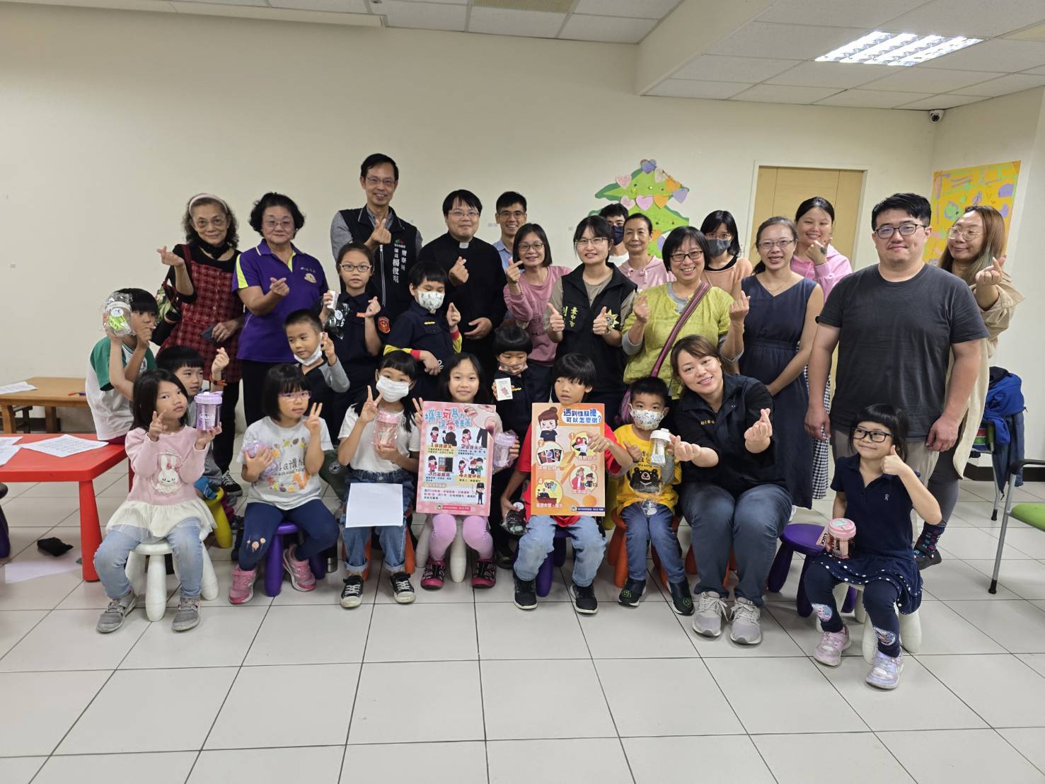 中警婦幼隊成員與現場大、小朋友開心合影。