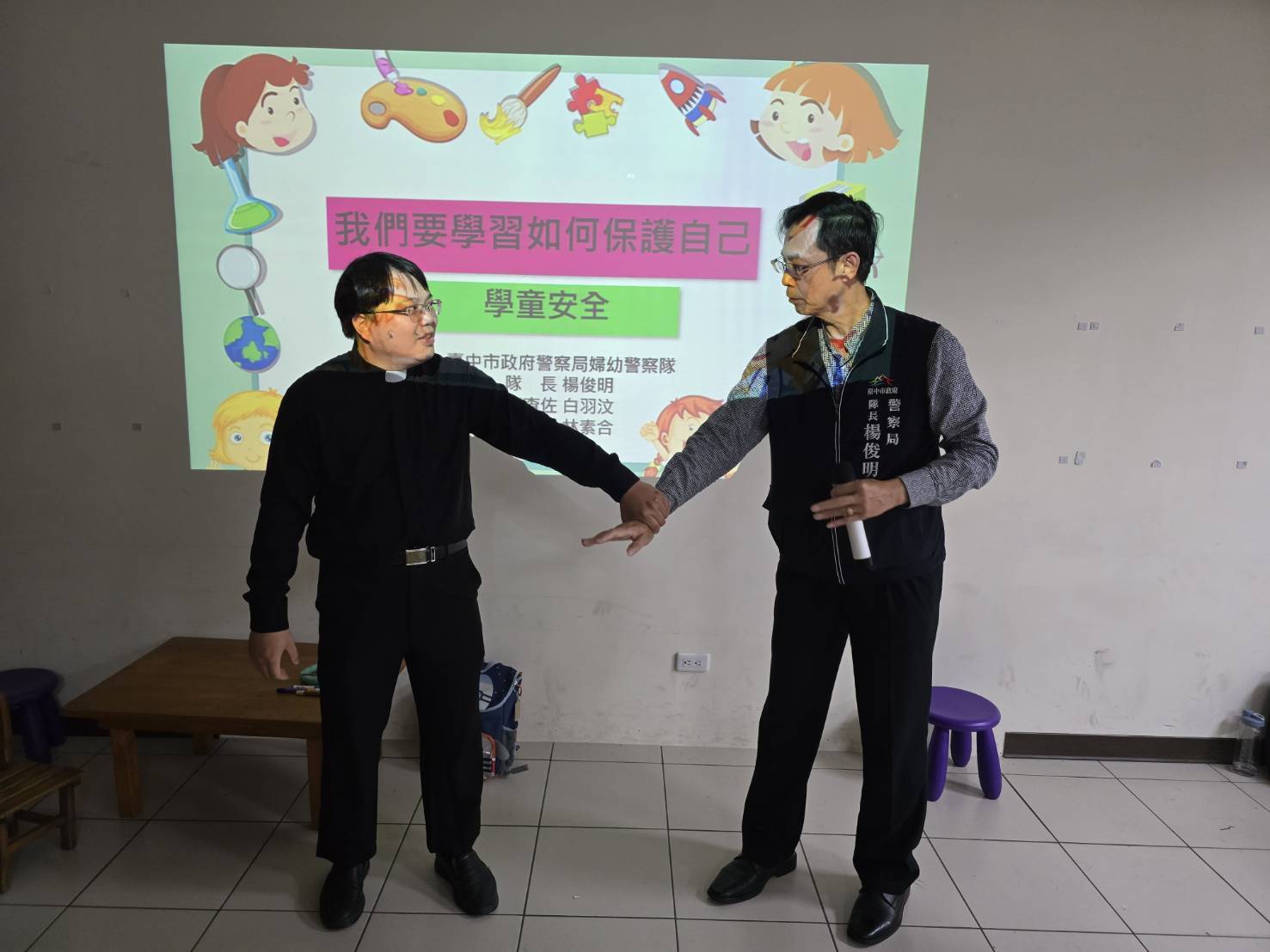 中警婦幼隊楊俊明隊長親自示範遇到緊急危險狀況時如何脫身、求援。