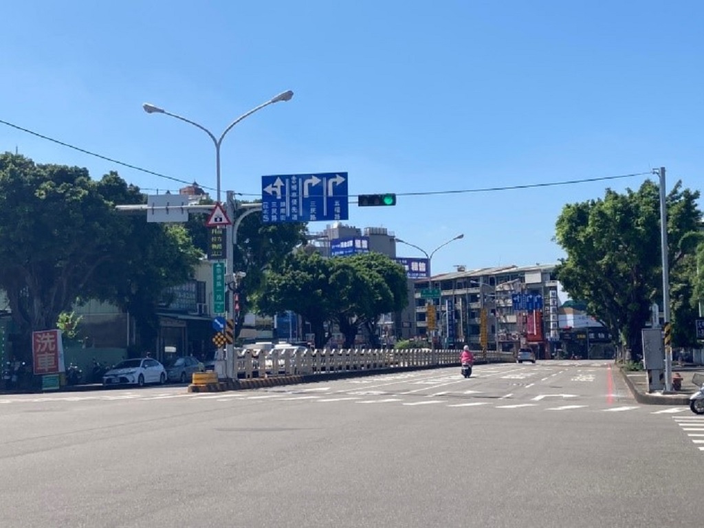 ▲台中市北區五岔路口已將右轉車道由原有1線擴增為2線,並於中間增設「機車優先道」,與右轉汽車做分流。(圖/記者澄石翻攝)