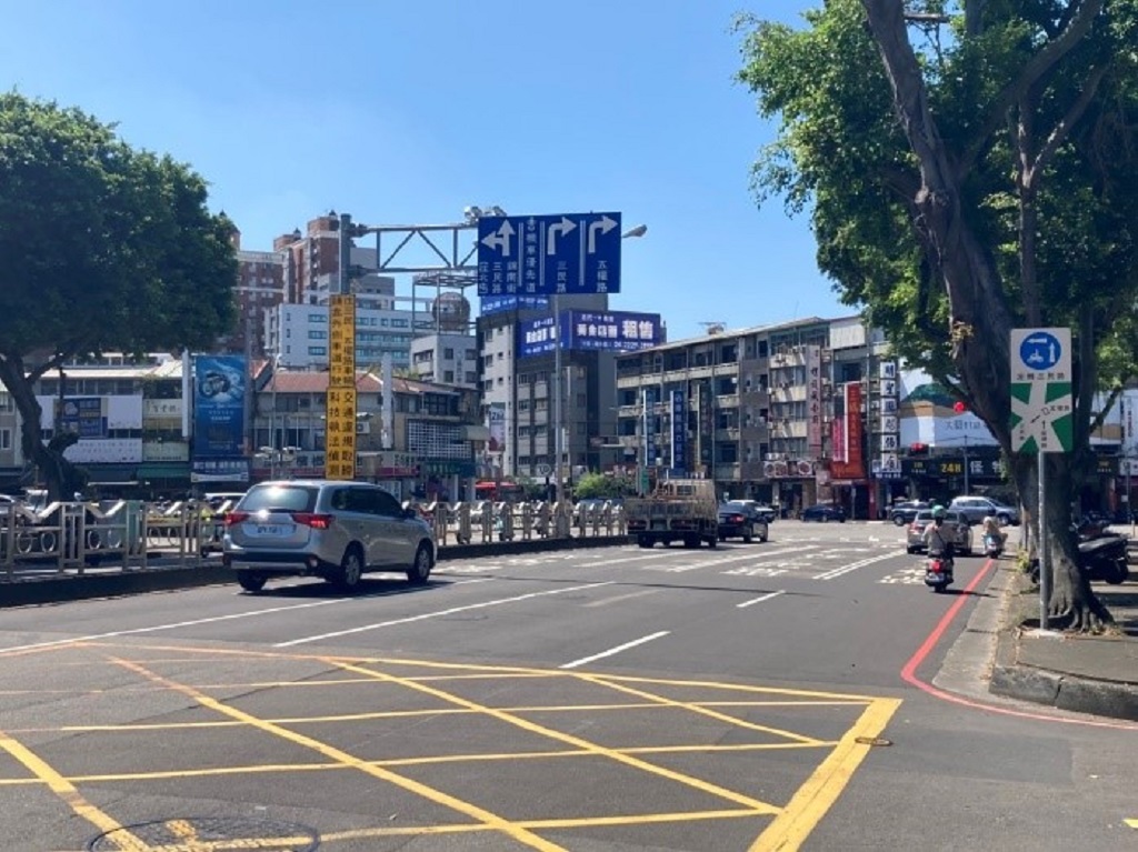 ▲台中市北區五岔路口已將右轉車道由原有1線擴增為2線,並於中間增設「機車優先道」,與右轉汽車做分流。(圖/記者澄石翻攝)