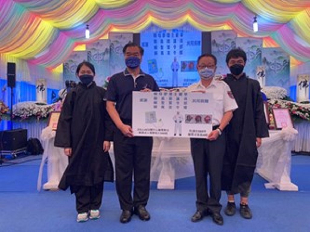 ▲中市賴義鍠議員於其妻公祭典禮捐贈百萬救護物資予臺中市政府，由消防局長曾進財代表受贈。（圖/台中市政府提供）