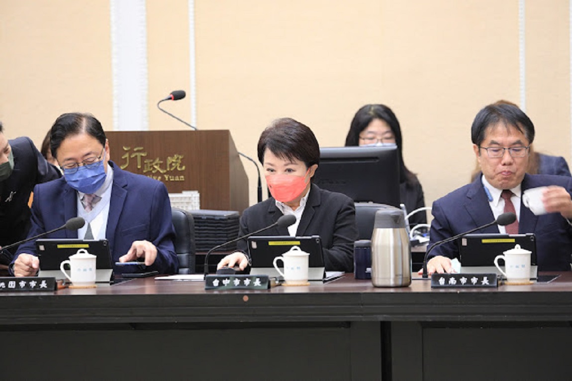 今 2 日是行政院新內閣上任後第一次例行院會 台中市長盧秀燕親自出席
