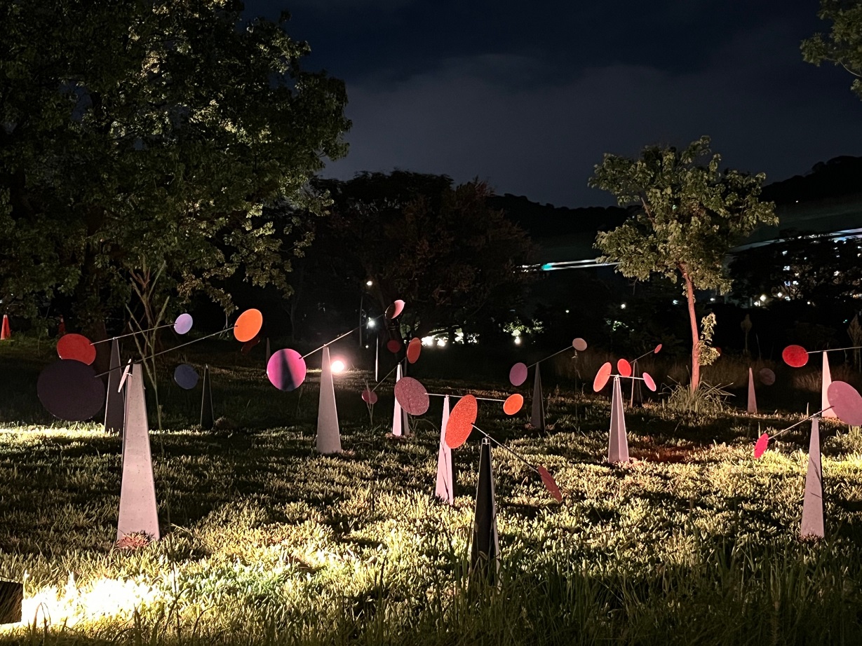 位在金山區中山溫泉公園的展區，由藝術家丁建中展出〈flip〉的風動裝置