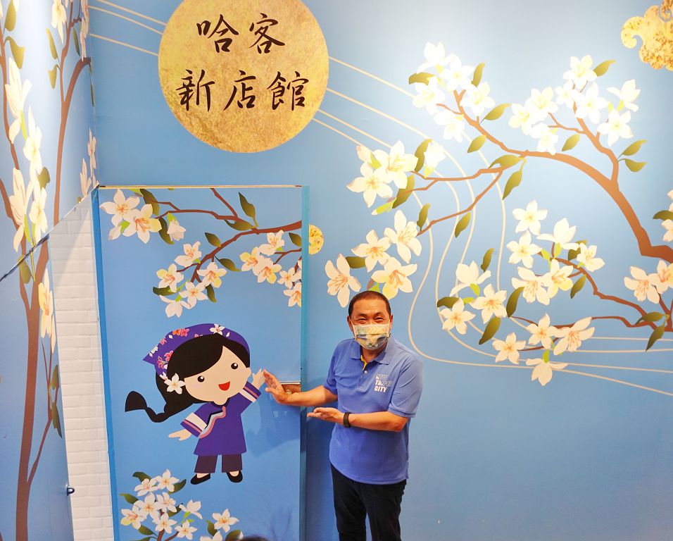 侯市長與客家女孩合影