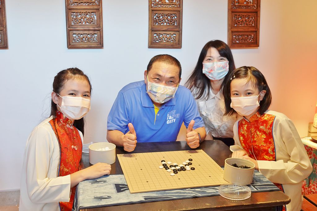 侯市長與客家局長及大豐國小同學下完棋後開心合影