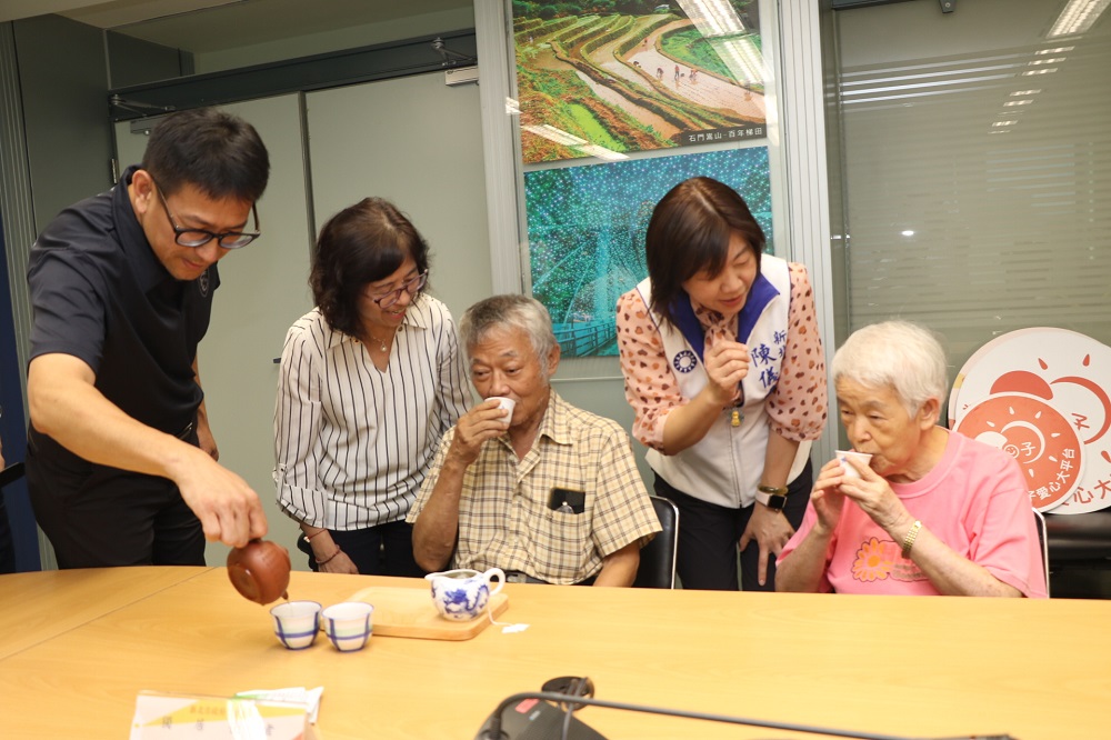 兩位長輩細細地品嘗翡翠樹蛙茶