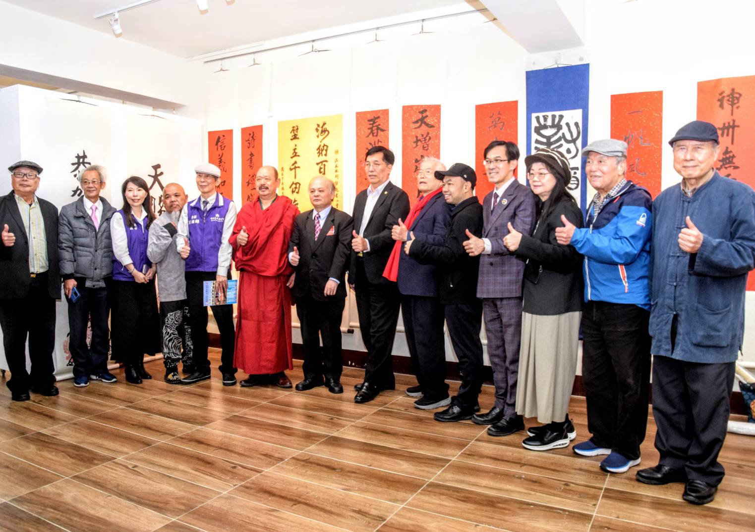 出席貴賓於兩岸書法作品前合影。