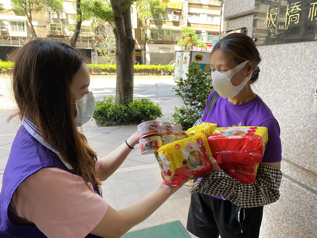 列冊服務中的個案到板橋社福中心領取泡麵和罐頭