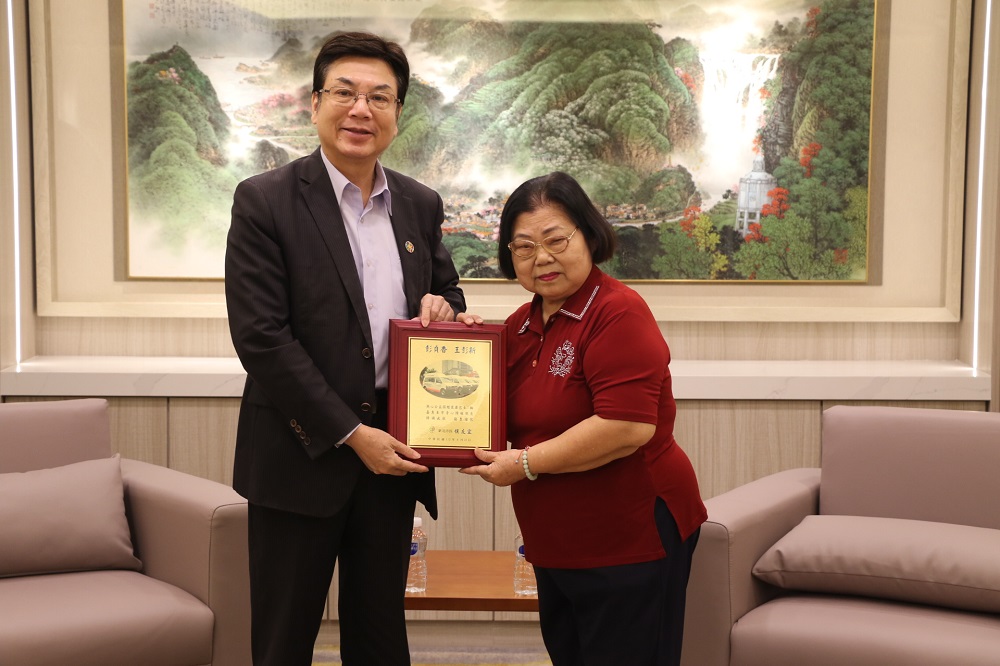 副市長劉和然代表侯友宜市長致贈感謝牌給彭女士（右）