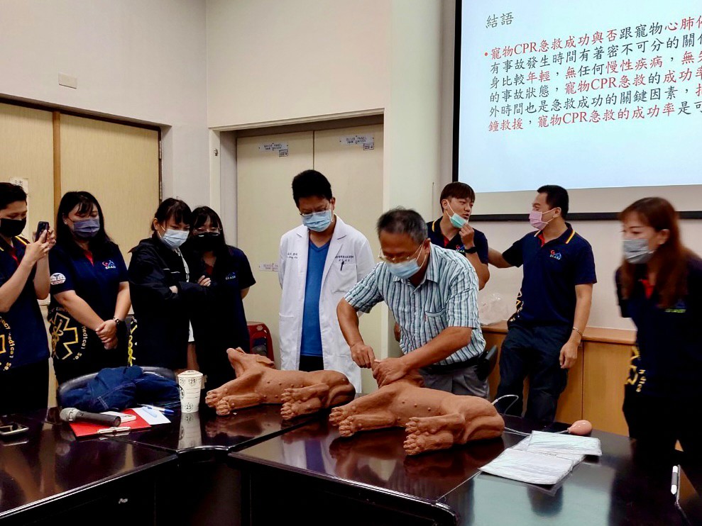 動保處同仁示範清除口中異物