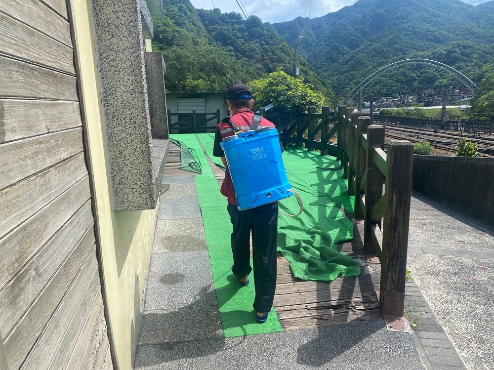 動保處每週定期為貓村消毒保持貓隻健康